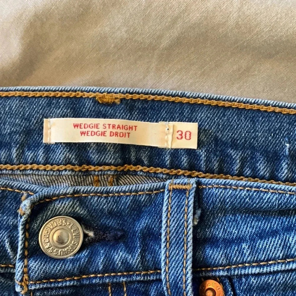 - Levi's  Revolve premium wedgie straight Size 30 Medium Wash "Love Triangle" - Picture 7 of 13